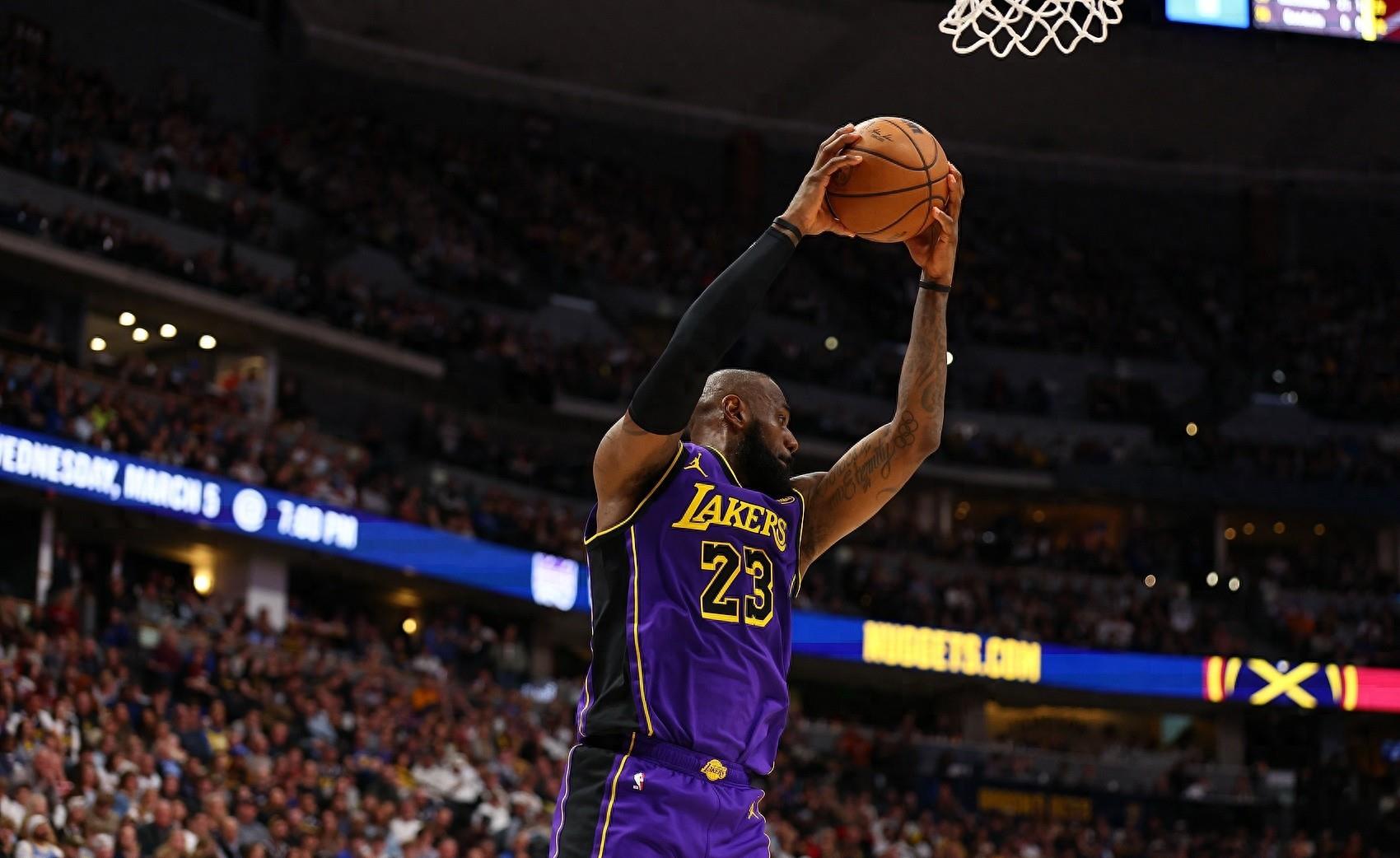 开云APP-库里回归首秀大放异彩，詹姆斯主场球迷高呼名字的简单介绍